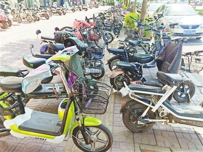 邢台123:随意停放机动车电动车、商家堆放杂物…记者走访发现,市区多处盲道被占用